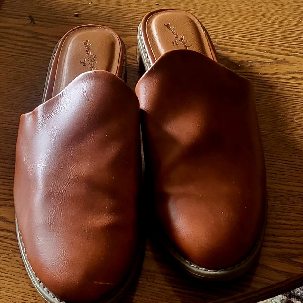 Elegant Women's Brown Slippers - Picture 2 of 2